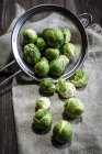 Brotes de Bruselas en colador - foto de stock