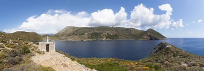 Grécia, Porto Kagio, capela junto ao mar durante o dia — Fotografia de Stock