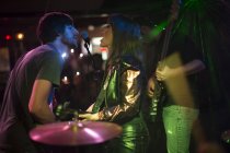 Rock band che canta e suona sul palco — Foto stock