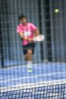 Теніс нетто з веслом тенісист у фоновому режимі — стокове фото