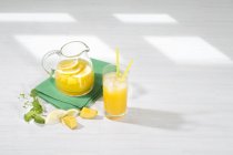 Bibita rinfrescata a base di mango, limone e menta — Foto stock