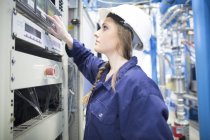 Technicien dans le hall d'usine appareil de fonctionnement — Photo de stock