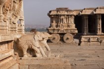 Figuras de carros y elefantes de piedra en el templo de Vittala en Hampi, India, Karnataka - foto de stock
