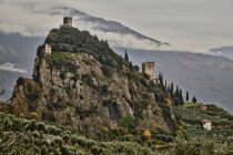 Italia, Trentino, Castello di Arco e rocce sotto le nuvole — Foto stock
