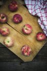 Спелые персики на доске — стоковое фото