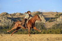 Equitazione cowgirl holding lazo — Foto stock