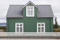 Исландия, Эйбакки, небольшой зеленый дом на одну семью — стоковое фото