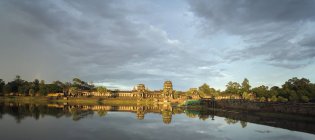 Cambogia, Siem Reap, Angkor Wat, veduta del tempio contro l'acqua durante il giorno — Foto stock