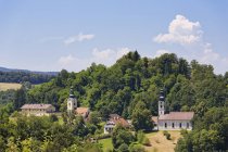 Austria, Burgenland, Neuhaus am Klausenbach e costruzione in collina durante il giorno — Foto stock