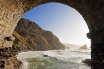 Espagne, Gascogne, San Juan de Gaztelugatxe, vue à travers une arche sur la côte sauvage du Pays Basque — Photo de stock