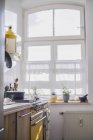 Innenraum der kleinen gemütlichen Küche im Sonnenlicht — Stockfoto