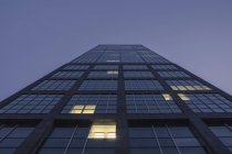 Alemania, Berlín, Treptow, edificio de gran altura por la noche - foto de stock
