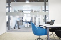 Конференц-зал з синіх крісла та розмиті бізнесмен у фоновому режимі — стокове фото