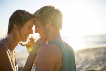Молодая пара делит момент на пляже — стоковое фото