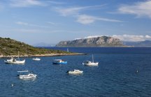 Лодки пришвартованы на море и скале Monemvasia, Monemvasia, Греция — стоковое фото