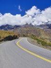 América del Sur, Perú, Andes, Carretera a través del paisaje montañoso - foto de stock