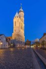 Deutschland, niedersachsen, brunswick, st. andreas kirche und alte waage, fachwerkhaus, abends — Stockfoto