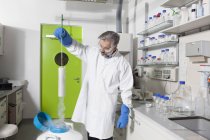 Scienziato che guarda campioni di laboratorio in azoto — Foto stock