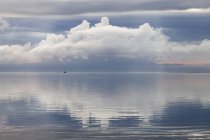 Vue lointaine du bateau solitaire de jour, parc national du Schleswig-Holstein Wadden Sea, mer du Nord, Sylt, Frise du Nord, Schleswig-Holstein, Allemagne — Photo de stock
