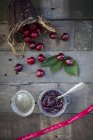 Frasco de compota de cereja e cerejas, fita, feito à mão — Fotografia de Stock