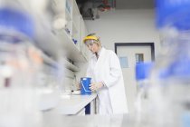 Chimiste avec azote dans un laboratoire — Photo de stock