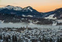 Germania, Baviera, vista sulle Alpi di Allgaeu con Oberstdorf innevato in primo piano — Foto stock