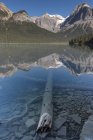 Kanada, britische Kolumbia, Yoho-Nationalpark, smaragdgrüner See und Gipfel im Hintergrund — Stockfoto