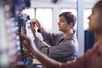 Elektriker arbeitet mit Maschinen in Innenräumen — Stockfoto