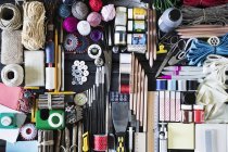 Anordnung von Bastelmaterialien und Werkzeugen — Stockfoto
