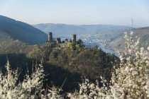 Alemanha, Renânia-Palatinado, Alken, Castelo de Thurant na colina durante o dia — Fotografia de Stock