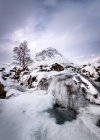 Gran Bretaña, Escocia, Highland, Buachaille Etive Mor, cascada congelada y paisaje montañoso - foto de stock