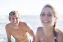 Glückliches junges Paar im Meer — Stockfoto