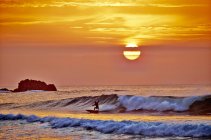 Surf au coucher du soleil au-dessus de l'océan Atlantique — Photo de stock