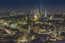 Німеччина, Гамбург, вид з вежі святого Михайла храм в місті вночі — стокове фото