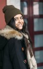 Portrait de jeune femme heureuse portant un bonnet en laine — Photo de stock