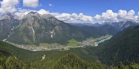 Italy, Dolomites, Auronzo di Cadore, the lake and the village with mountain range — Stock Photo