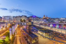 Suisse, Lausanne, Vue panoramique éclairée avec circulation au crépuscule — Photo de stock