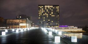 Німеччина, Дюссельдорф, медіа-Харбор, Hyatt Regency Hotel і місток вночі — стокове фото