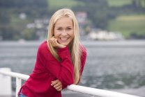Porträt eines lächelnden Teenagers mit rotem Pullover — Stockfoto