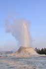 Estados Unidos, Wyoming, Parque Nacional de Yellowstone, Castillo Geyser en erupción - foto de stock