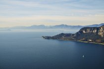 Lago de Garda paisaje vista aérea - foto de stock