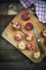 Свежие персики на доске — стоковое фото