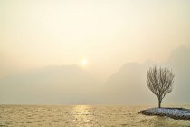 Lago de Garda em neblina — Fotografia de Stock