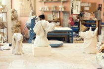 Керамические статуэтки собак в мастерской гончаров — стоковое фото
