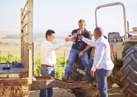 Sudáfrica, Los viticultores degustación de vino en el viñedo - foto de stock