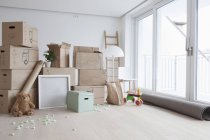 Caixas de papelão empilhadas em apartamento dentro de casa — Fotografia de Stock