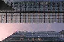 Fachada de vidrio y acero Edificios de oficinas, Alemania, Berlín, Berlín-Mitte - foto de stock