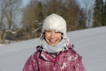 Chica divirtiéndose en la nieve - foto de stock