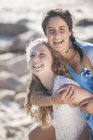 Ritratto di amiche che ridono sulla spiaggia — Foto stock