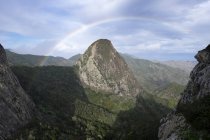 Espanha, Ilhas Canárias, La Gomera, Parque Nacional de Garajonay, arco-íris sobre Roque de Ojila — Fotografia de Stock